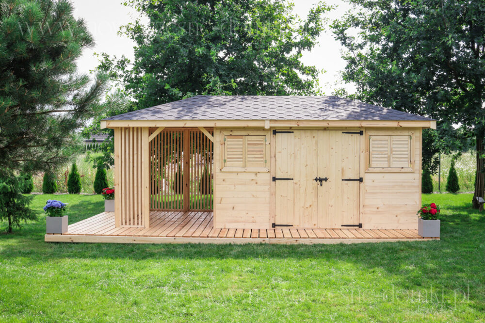 Domek ogrodowy z drewutnią z szerokimi drzwiami