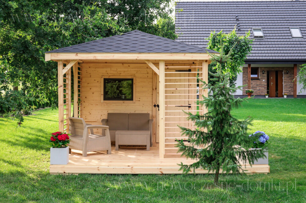 Domek wypoczynkowy drewniany z altaną oraz meblami ogrodowymi na trawie