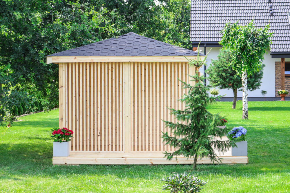 Bok domku ogrodowego przedstawiającego nowoczesną drewutnię