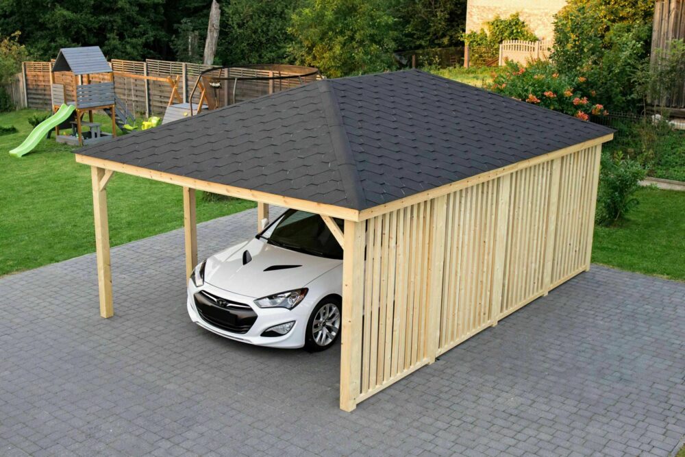 Drewniana wiata z czterospadowym czarnym dachem w której zaparkowany został samochód marki Hyundai