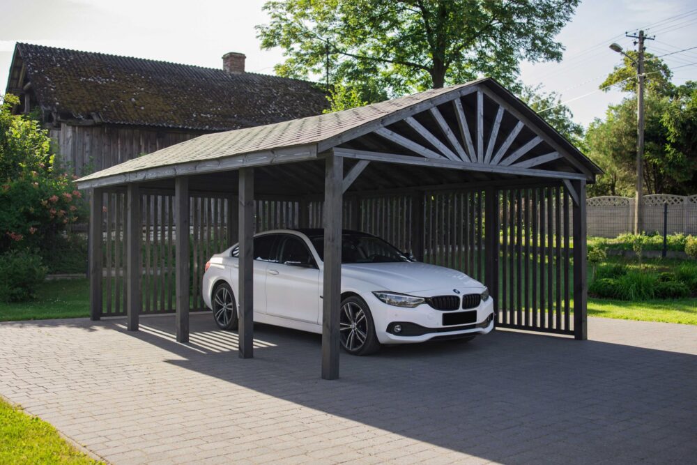 BMW 420 D zaparkowane w drewnianej wiacie samochodowej