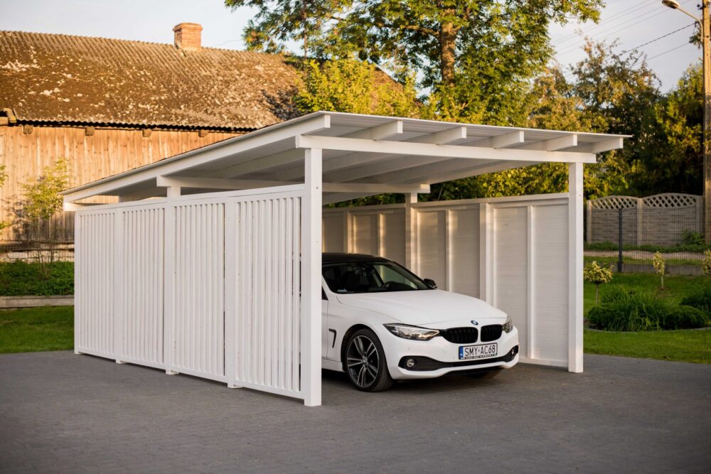 Nowoczesne wiata samochodowa z dachem jednospadowym w której znajduje się auto marki BMW