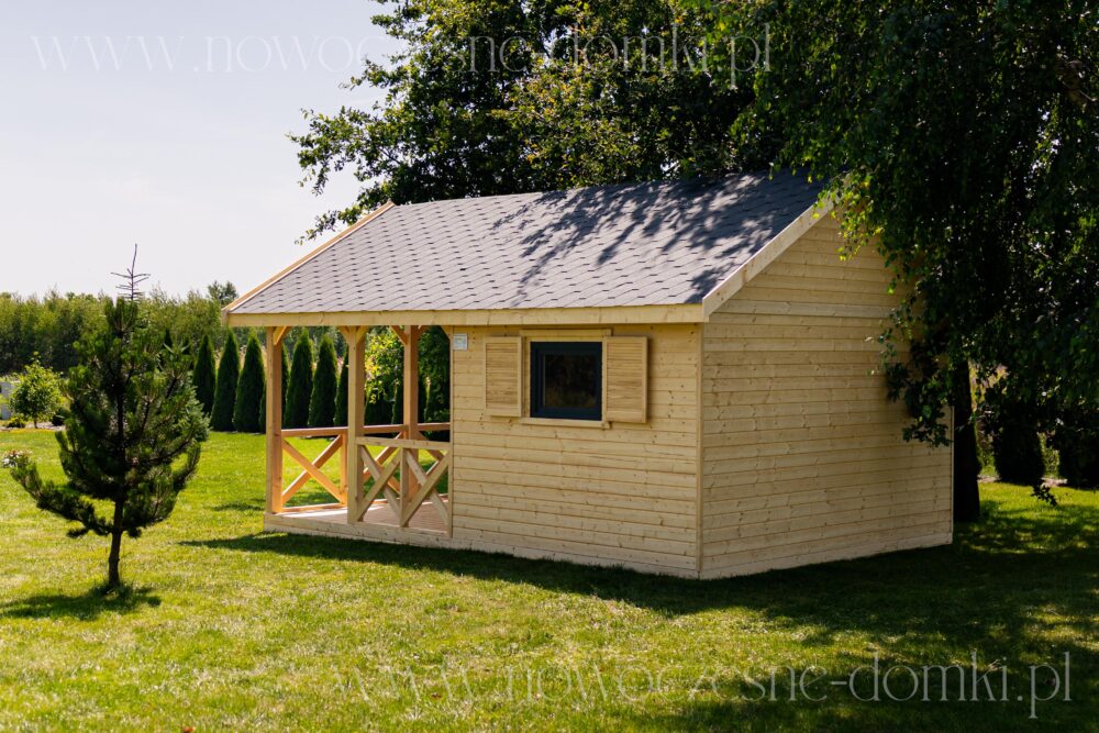 Drewniany domek na ogród - Przytulne letnie schronienie wśród zieleni i natury.