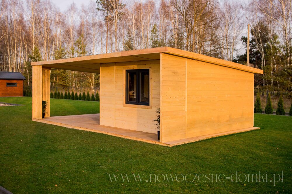 Drewniany domek ogrodowy z tarasem i szybami - Uroczy drewniany domek letniskowy, wyposażony w przestronny taras i eleganckie szyby.