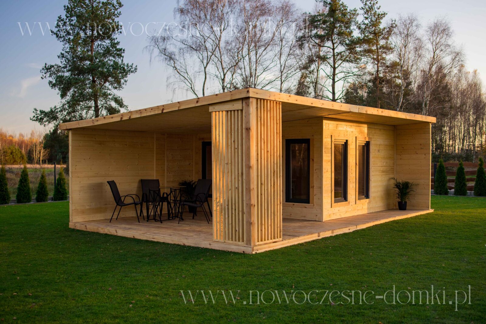 Drewniany domek ogrodowy z tarasem na działkę - Urokliwy domek letniskowy, wykonany z drewna, z przestronnym tarasem, idealny na wypoczynek na świeżym powietrzu.