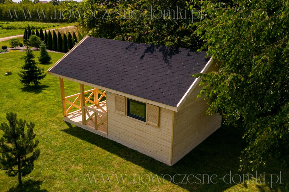Drewniany domek wypoczynkowy z tarasem - Komfortowy odpoczynek w otoczeniu natury i spokoju.