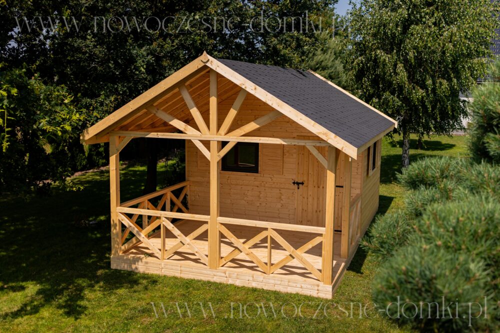 Letniskowy drewniany domek z tarasem - Idealne miejsce na letni relaks w otoczeniu przyrody.