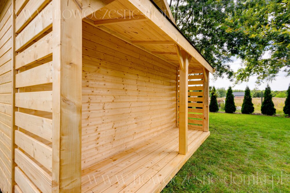 Narzędziówka domku drewnianego na działkę - funkcjonalne przechowywanie w pięknym otoczeniu.