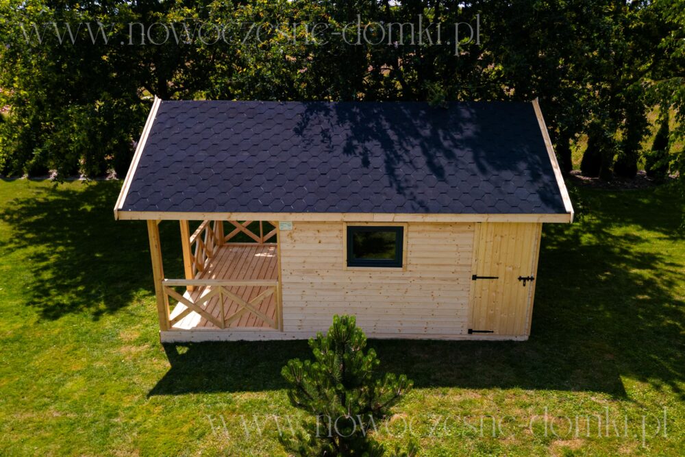Nowoczesny drewniany domek na zgłoszenie - harmonia natury i wygoda letniego wypoczynku.
