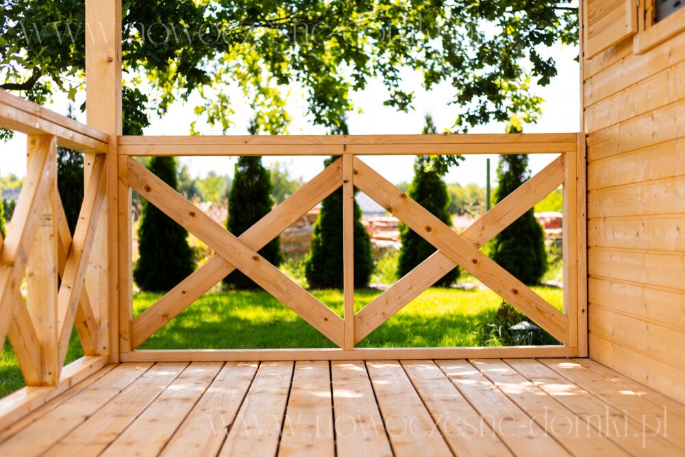 Obszerny taras drewnianego domku - idealne miejsce na letnią przyjemność i wypoczynek.