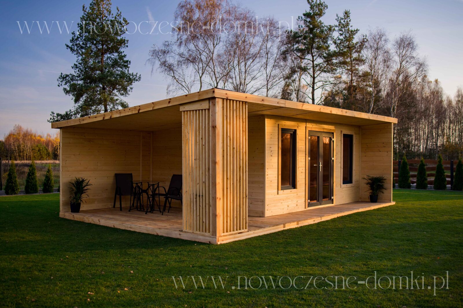 Ordentlich gefertigtes Gartenhaus aus Holz mit Terrasse und Glastür