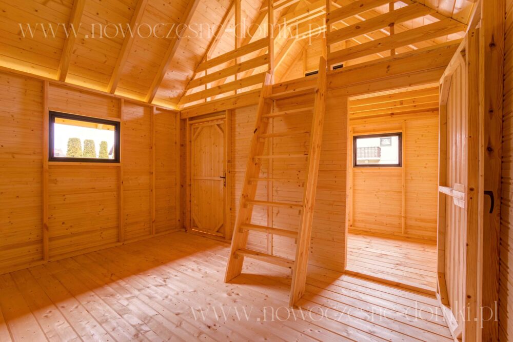 Przestronne i starannie wykonczone wnętrze domku drewnianego na działkę bez pozwolenia do 35m2