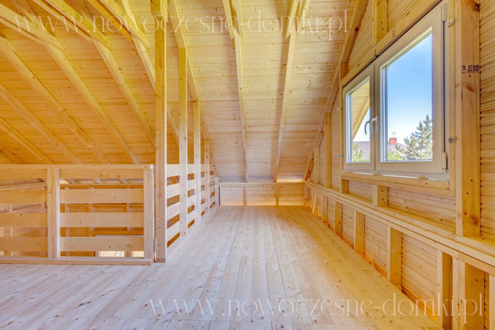 Przestronne poddasze domku drewnianego na zgłoszenie do 35m2 - idealna przestrzeń na Twój projekt.
