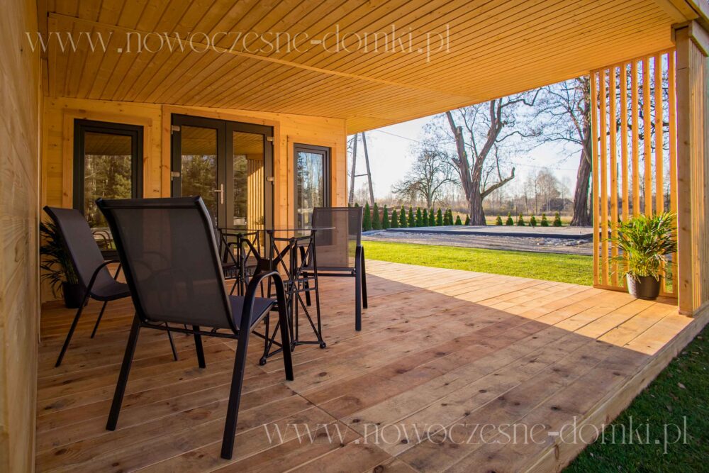 Przestronny taras altany ogrodowej - Piękny i funkcjonalny taras altany ogrodowej, idealny na letni wypoczynek na świeżym powietrzu.