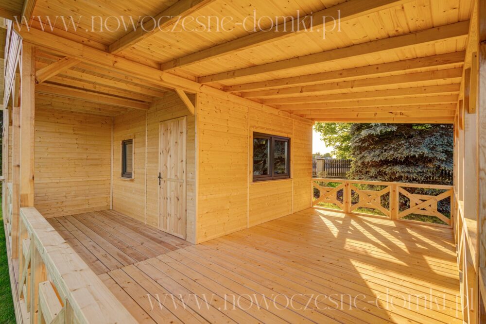 Przestronny taras domku drewnianego na zgłoszenie do 35m2