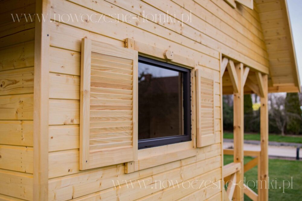 Starannie wykonana okiennica w domku drewnianym letniskowym do 35m2 bez pozwolenia