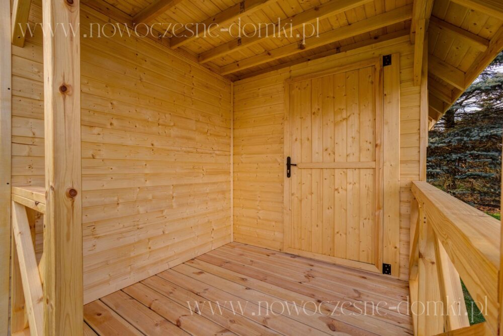 Solidnie wykonane drzwi wejściowe oraz taras domku drewnianego bez pozwolenia do 35m2