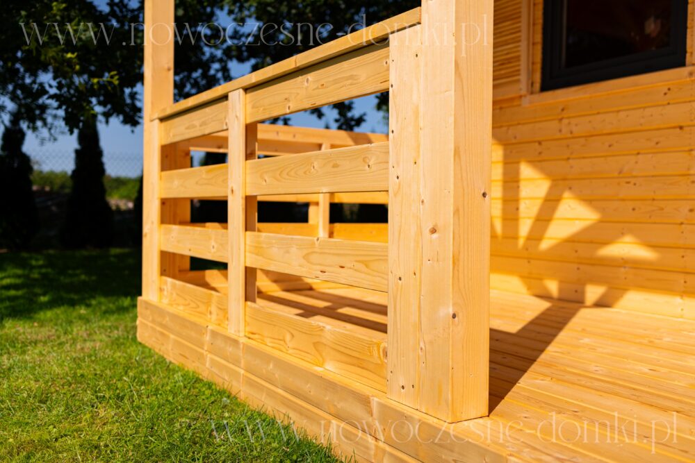 Solidny taras z drewnianymi barierkami - trwałość i urok letniego wypoczynku.