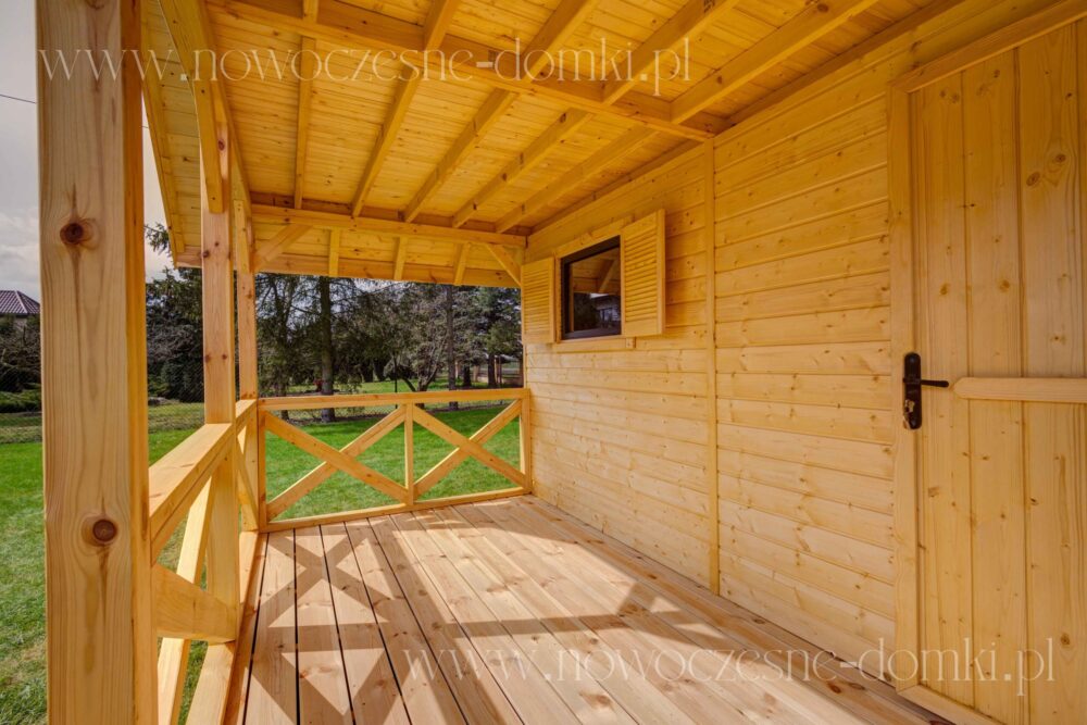 Starannie wykonany taras domku letniskowego z drewnianymi elementami i przyjemnym widokiem