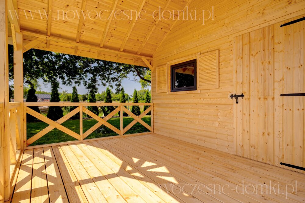 Taras drewnianego domku letniskowego na działce ogrodowej - Przestrzeń do relaksu w pięknym otoczeniu natury.