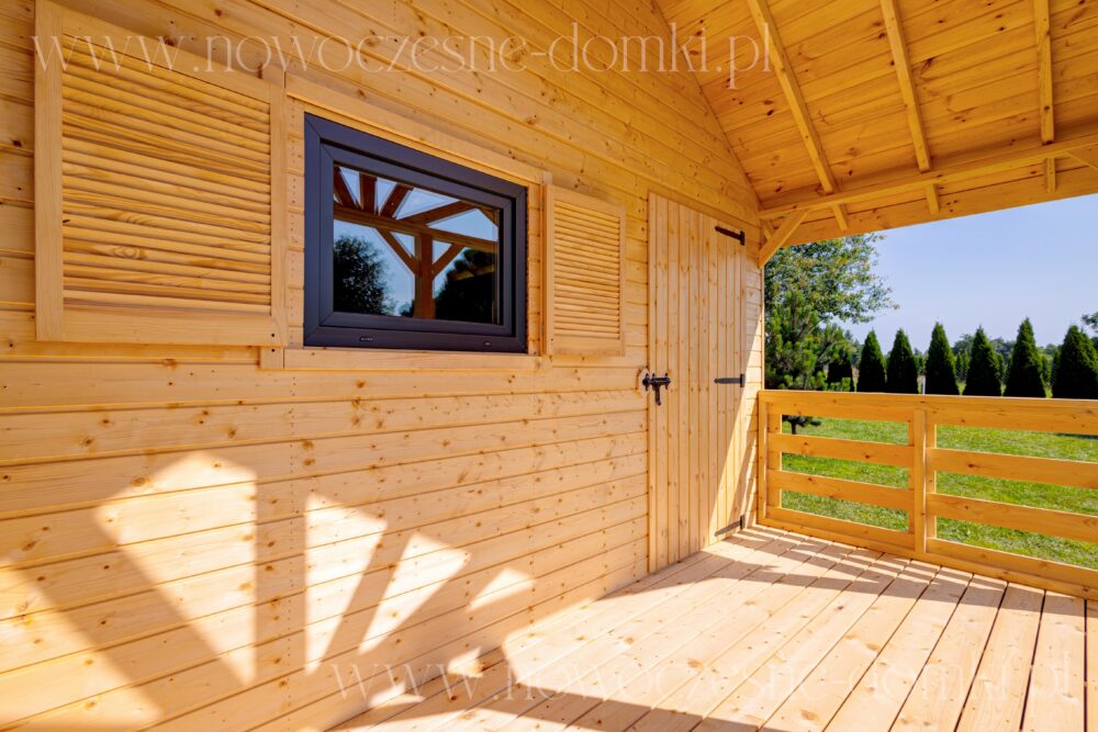 Taras drewnianego domku na działce w stylu wypoczynkowym - relaksujący wypoczynek na świeżym powietrzu