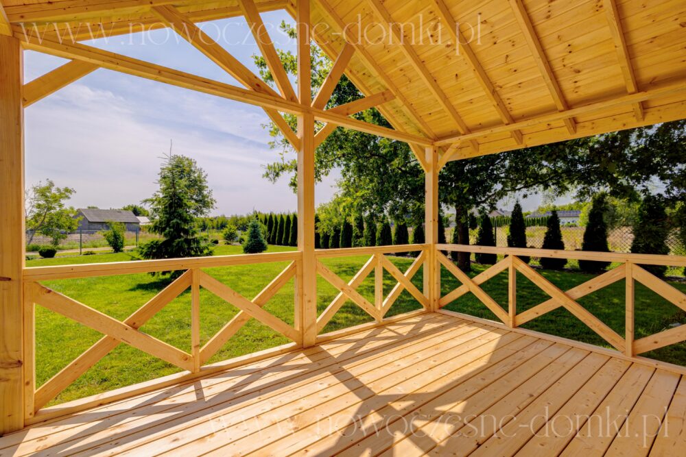 Taras na działce - Drewniany domek wypoczynkowy dla letniego relaksu i spokoju.