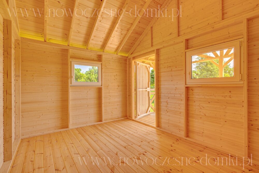 Wnętrze drewnianego domku letniskowego na działce ogrodowej - Przytulny wypoczynek w naturalnym otoczeniu.