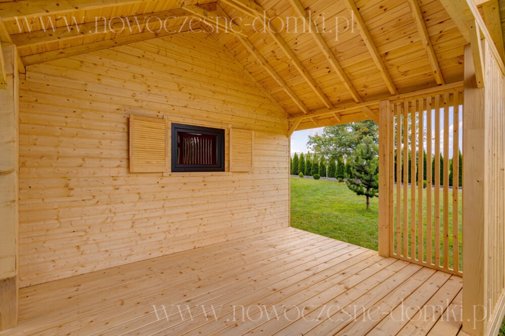 Wnętrze drewnianego domku letniskowego z tarasem - harmonijne połączenie przyrody i komfortu