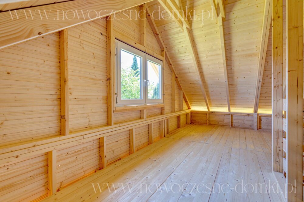 Wygodne poddasze domku drewnianego do 35m2