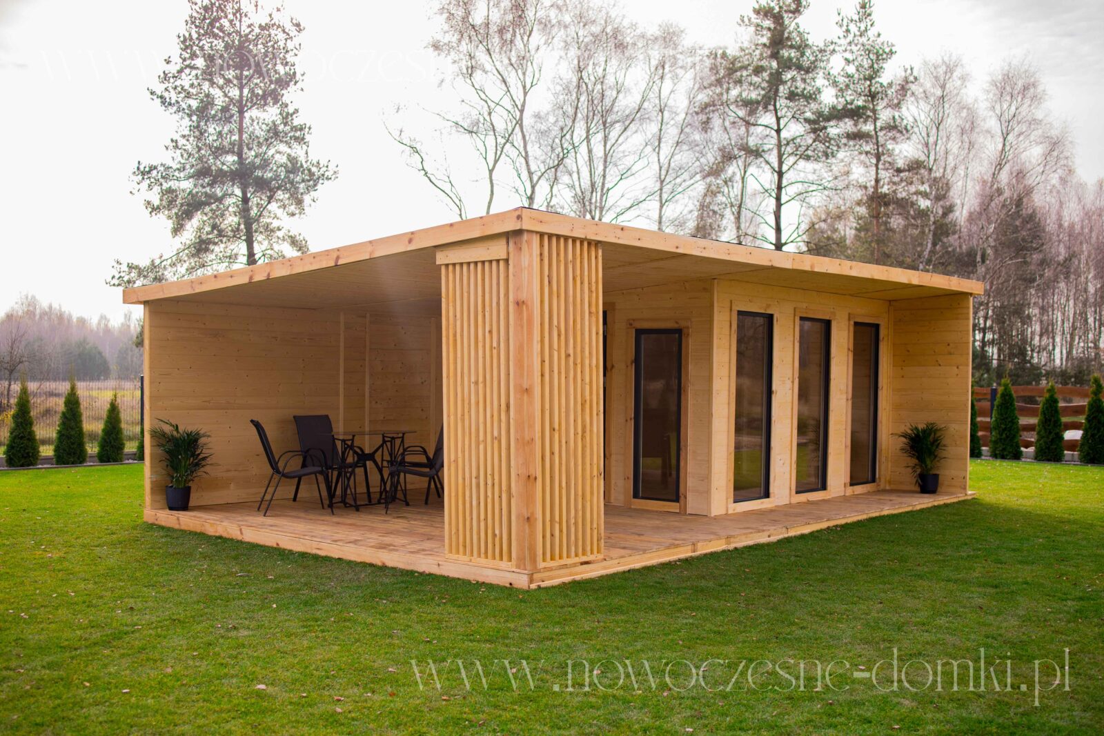 Dřevěná letní zahrada - Domek s prostornou terasou - Okouzlující letní chata z dřeva s prostornou terasou, ideální pro relaxační odpočinek.
