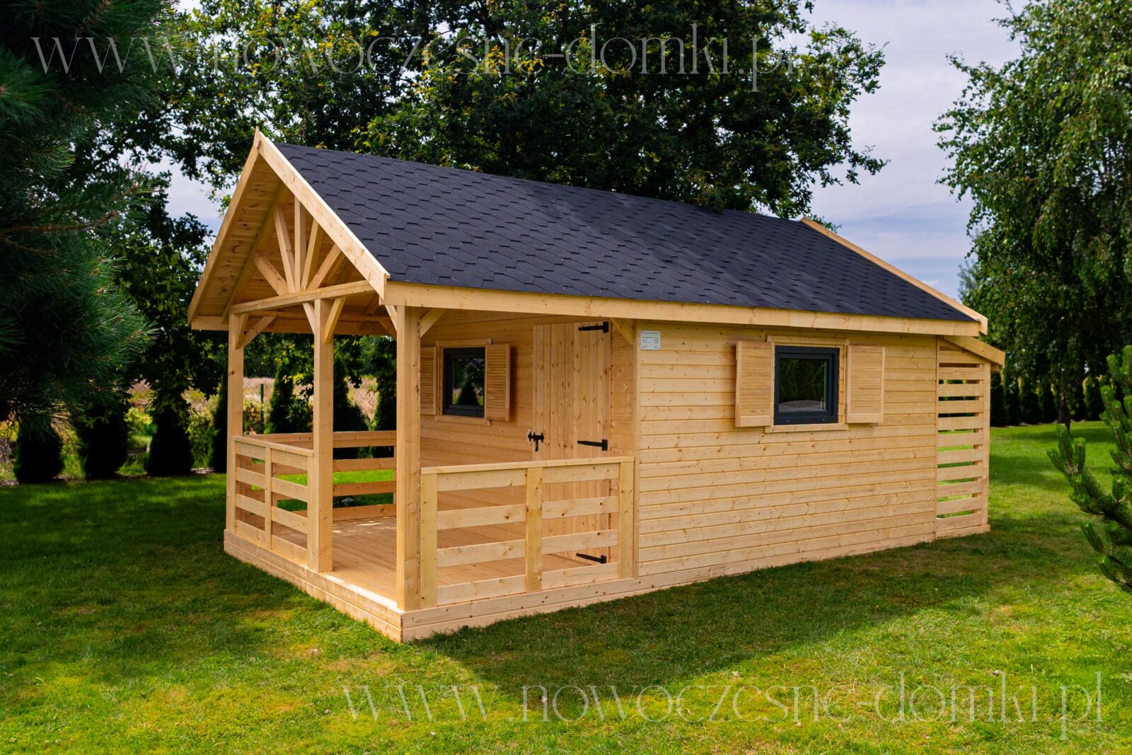Drewniany domek letniskowy na działkę ogrodową - idealne miejsce na relaks i wypoczynek.