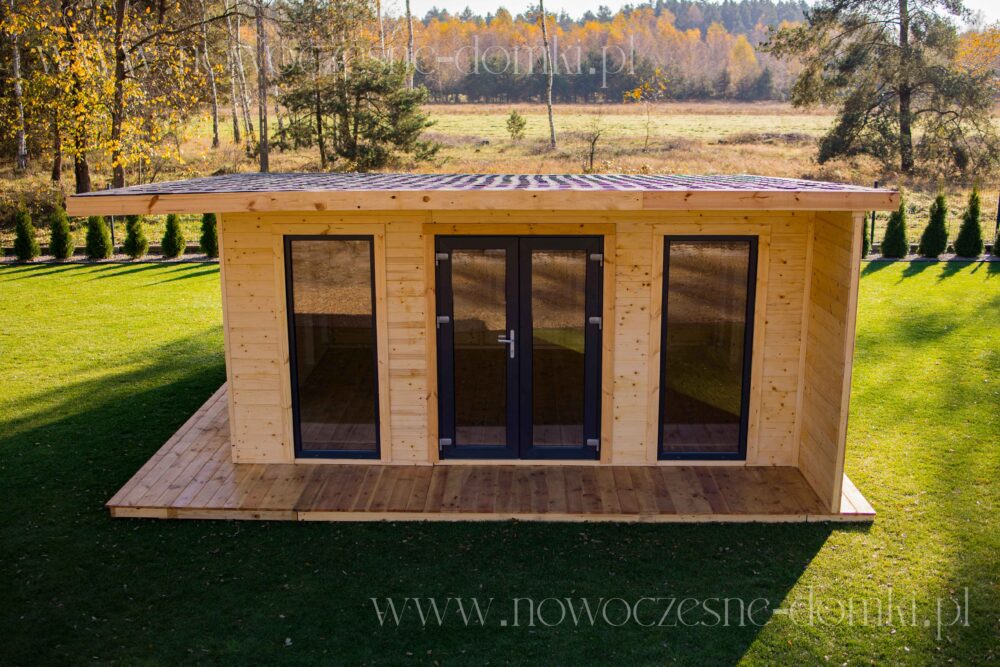 Drewniany domek-pawilon z przeszklonymi drzwiami i podestem na działkę - letnia oaza spokoju wśród natury