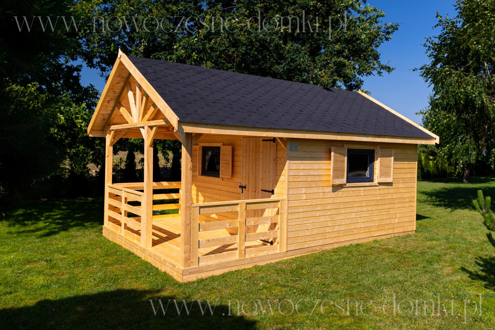 Drewniany domek w stylu wypoczynkowym na działce - harmonia z naturą dla letniego relaksu