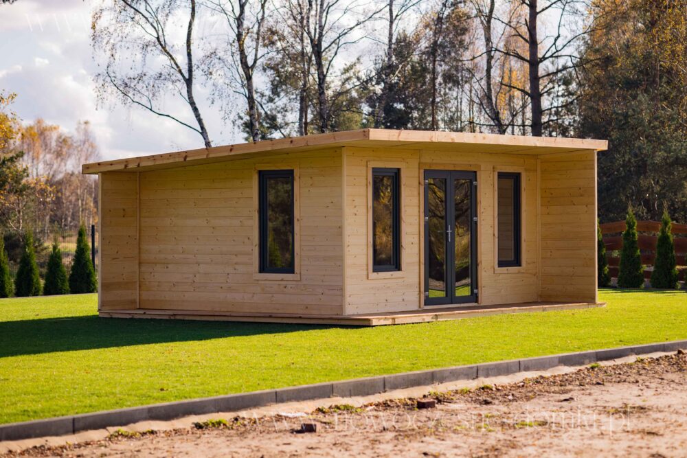 Kancelář v dřevěném zahradním domě s terasou a okny - Příjemné pracovní prostředí v přírodě