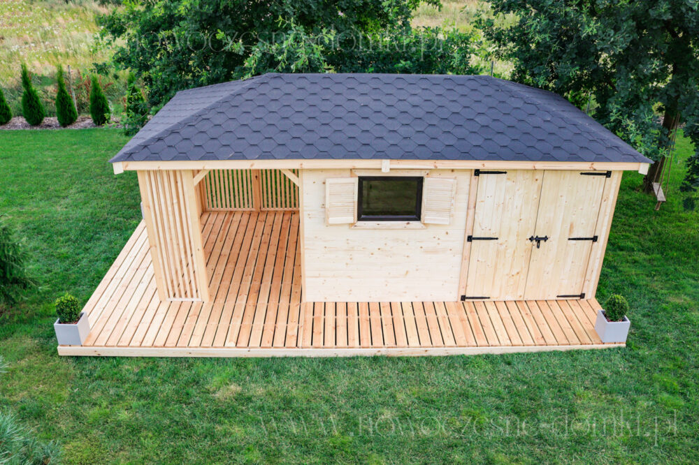 Pojemny drewniany domek ogrodowy z tarasem - narzędziownia i miejsce relaksu