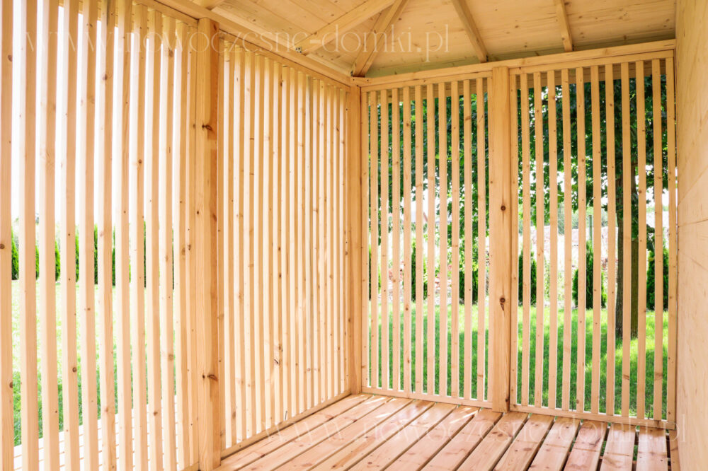 Taras altany ogrodowej zabezpieczony barierkami - idealne miejsce na letni relaks i rozrywkę