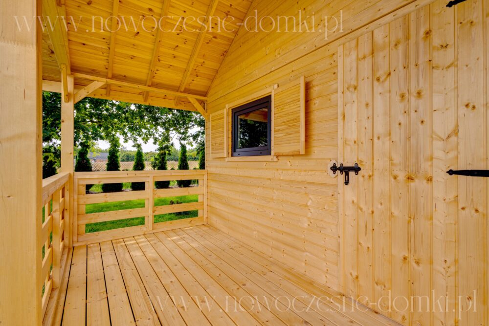 Taras drewnianego domku letniskowego na działkę ogrodową - wyjątkowy wypoczynek w naturalnym otoczeniu.
