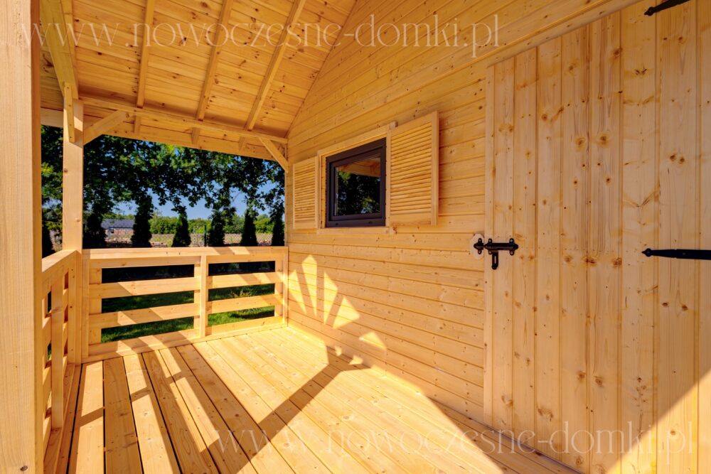 Taras drewnianego domku na działce - harmonijny relaks wśród natury
