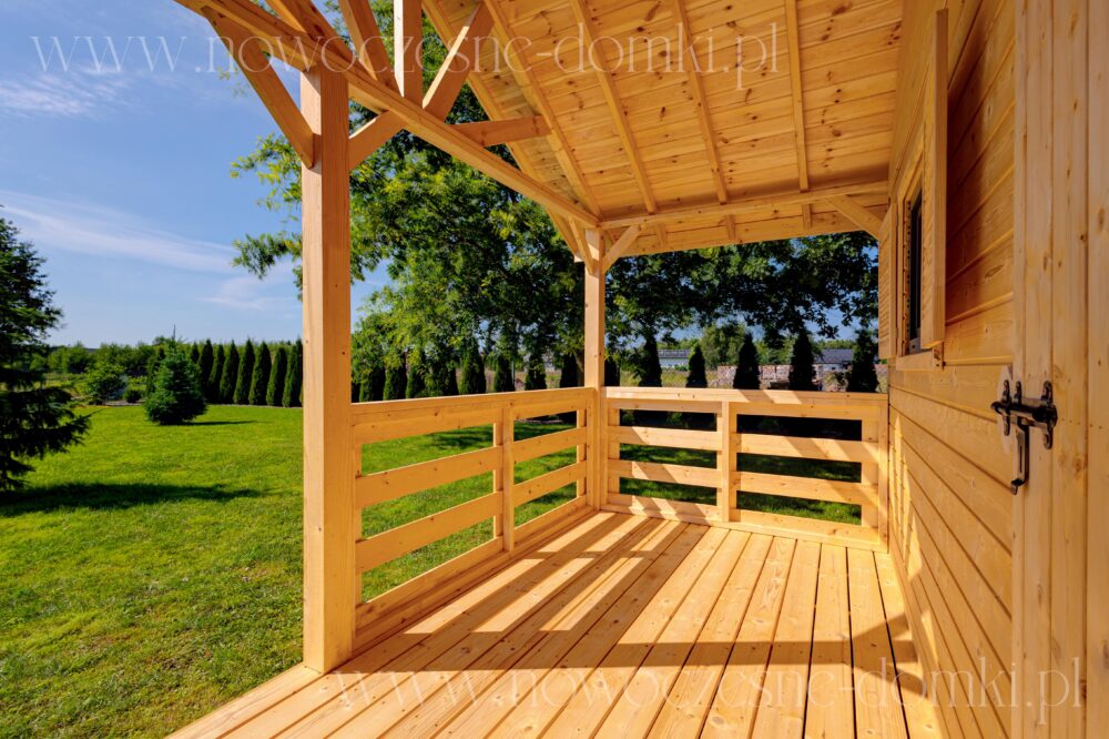 Taras drewnianego domku na działce ogrodowej - relaksujący wypoczynek wśród zieleni