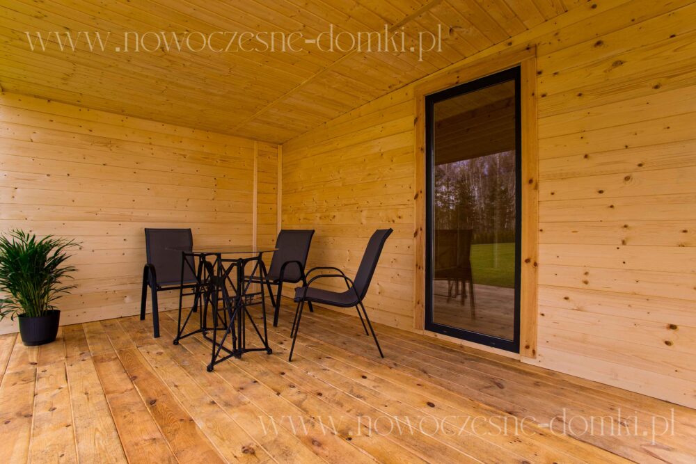 Taras drewnianej altanki ogrodowej - idealne miejsce do relaksu na wakacjach.