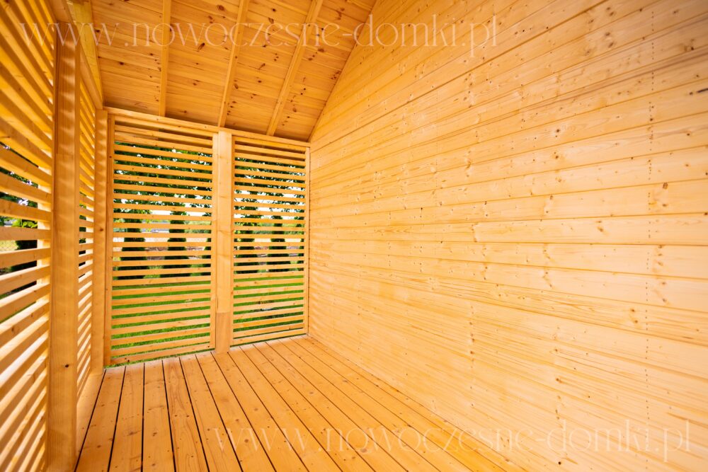 Wnętrze eleganckiego drewnianego domku letniskowego na działce - harmonia stylu i komfortu.