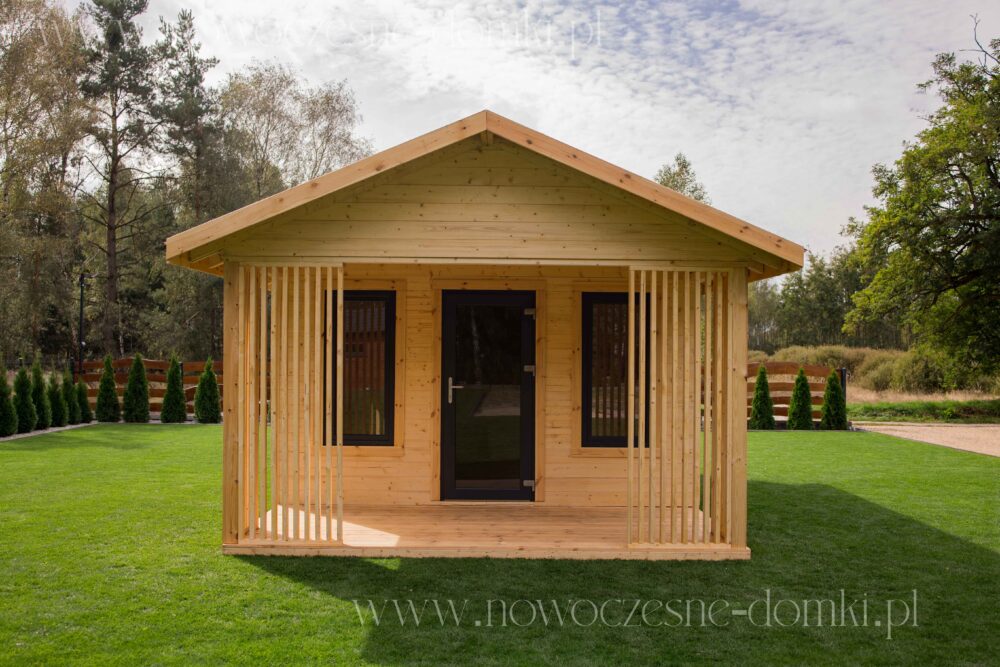 Domek ogrodowy drewniany z obszernym tarasem i szklanym przodem - harmonijne połączenie wnętrza i ogrodu.