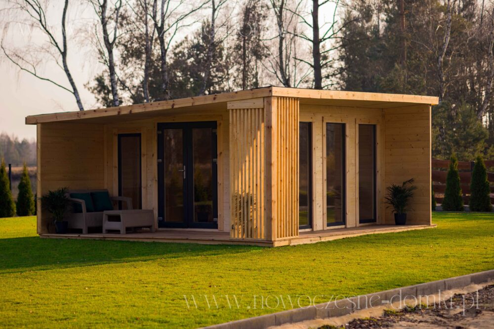 Dřevěný letní altán s terasou a prosklenými dveřmi - ideální místo pro letní odpočinek v přírodě.