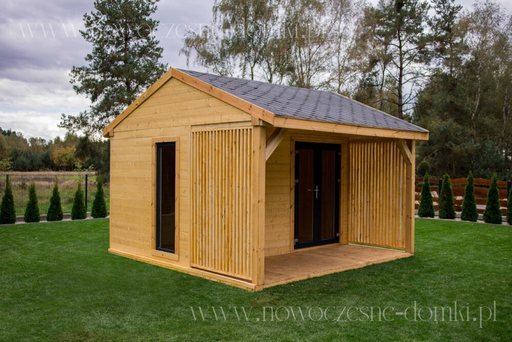 Dřevěný letní dům s terasou a zasklením na pozemek.