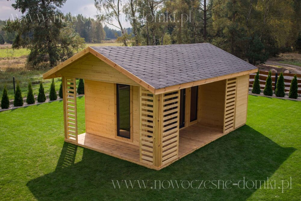 Dřevěný letní dům s terasou a zasklenými okny - harmonické spojení přírody s komfortem