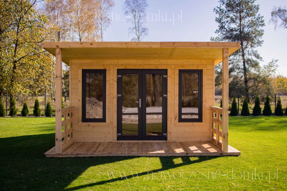 Drewniany domek letniskowy z tarasem na działkę - idealne miejsce na letni wypoczynek.