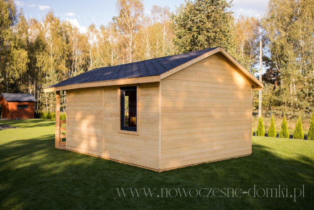 Drewniany domek narzędziowy z tarasem - funkcjonalne i stylowe miejsce na przechowywanie narzędzi i sprzętu ogrodowego.