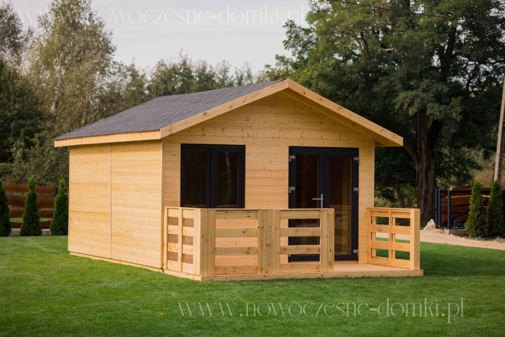 Drewniany domek ogrodowy z tarasem - idealne miejsce na biuro w ogrodzie.