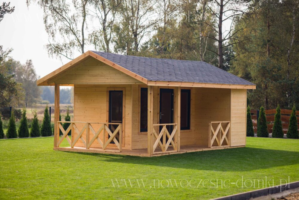 Drewniany domek ogrodowy z tarasem na działkę - idealne miejsce na nieformalny letni odpoczynek