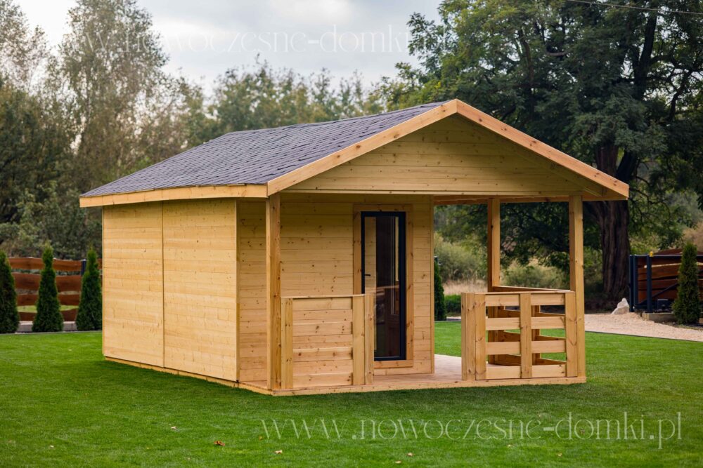 Drewniany domek ogrodowy z tarasem - idealne miejsce na letni relaks na działce